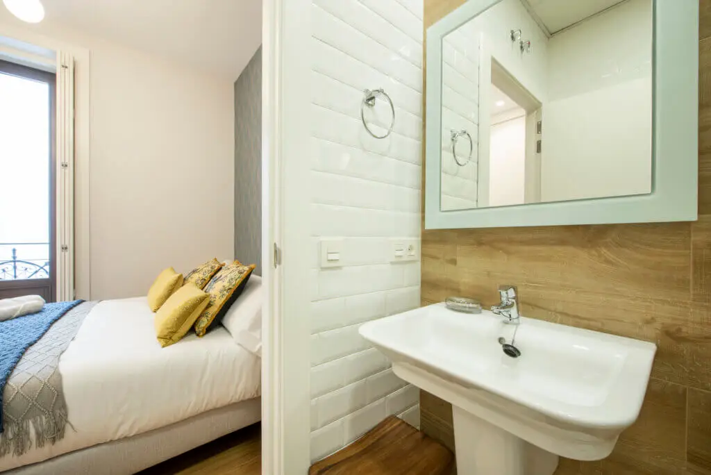 Guest Room Bathroom Ideas for Comfort & Privacy